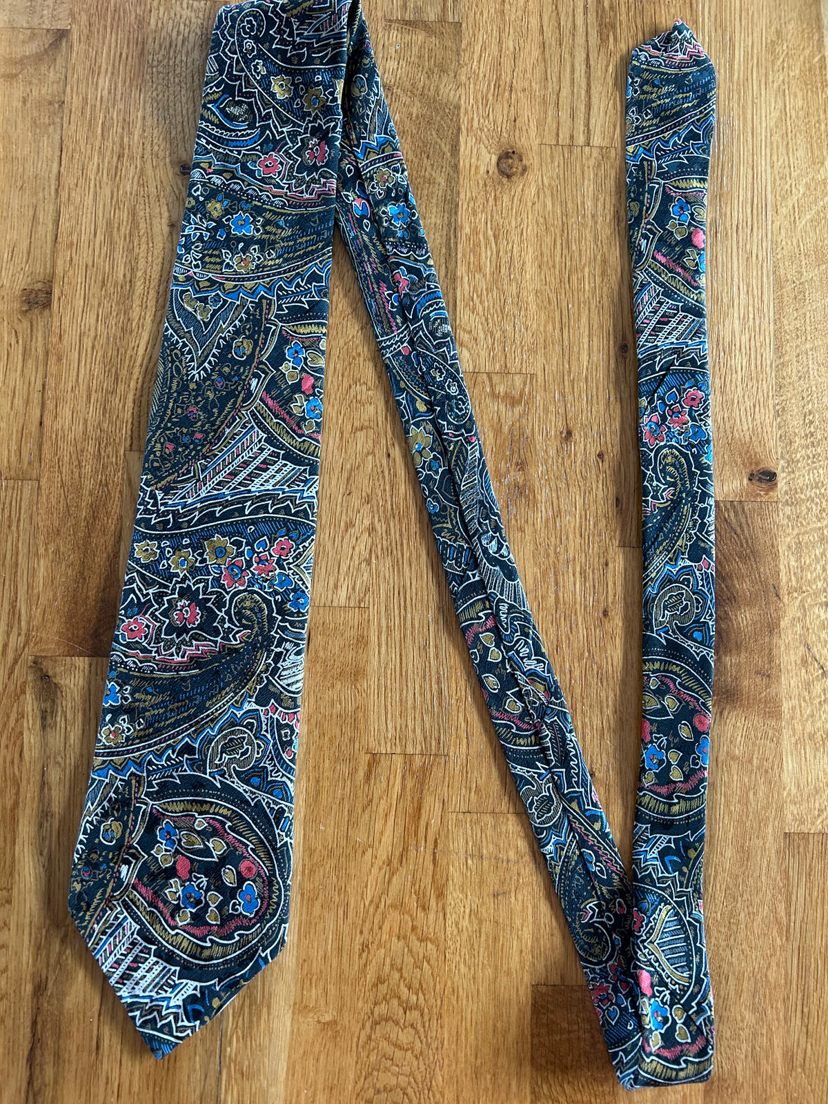 Dark Paisley tie