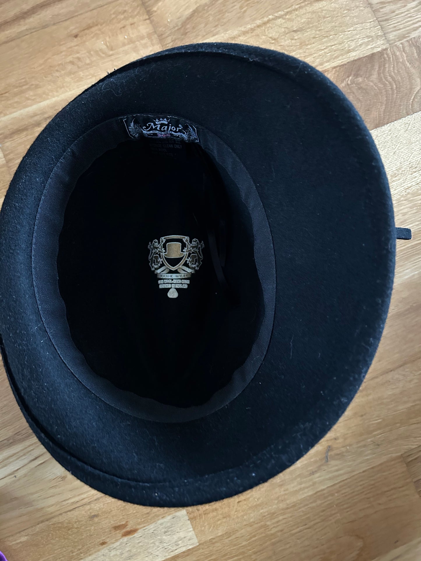 Black knot hat