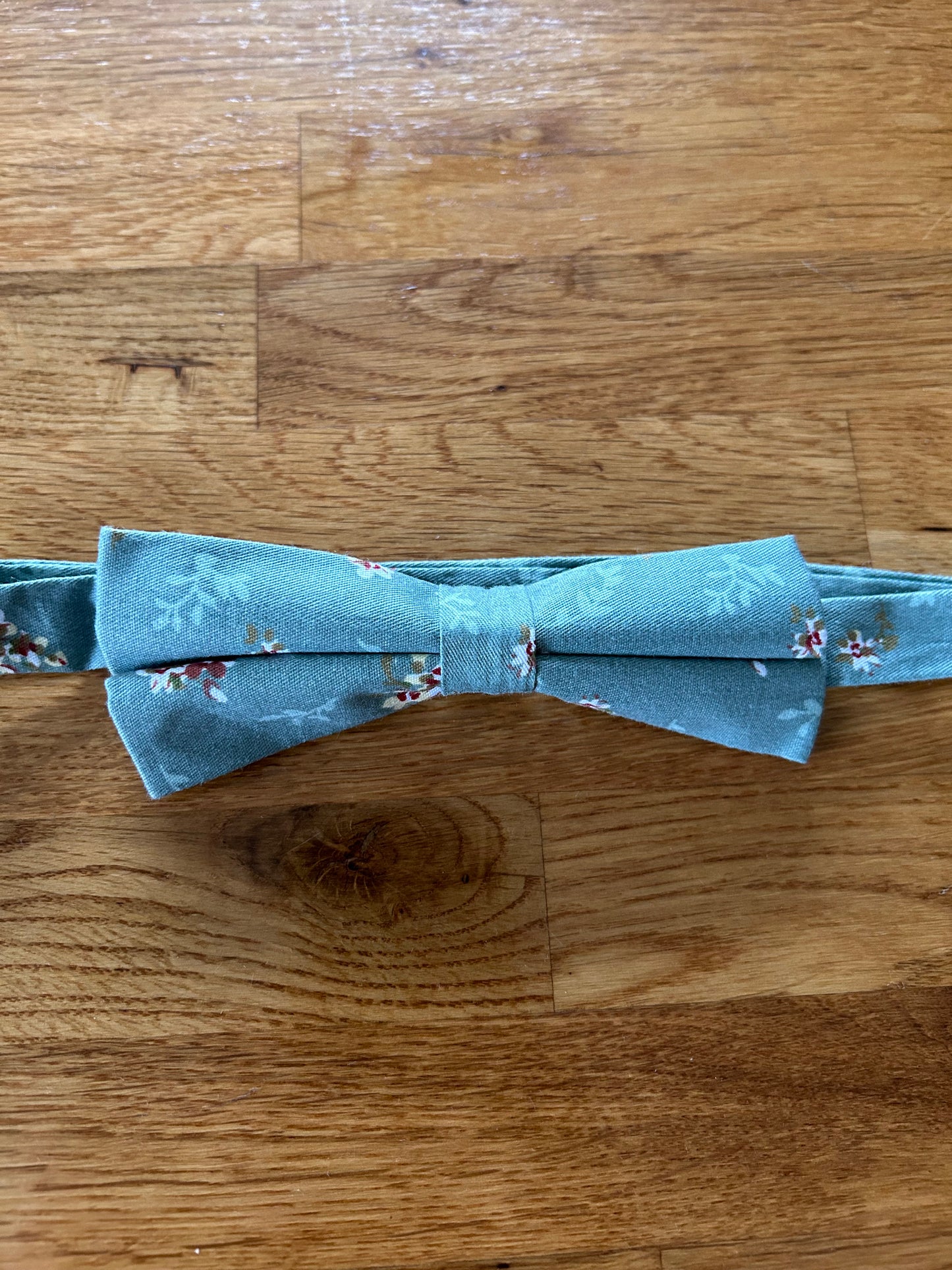 Green tiny flower bow tie