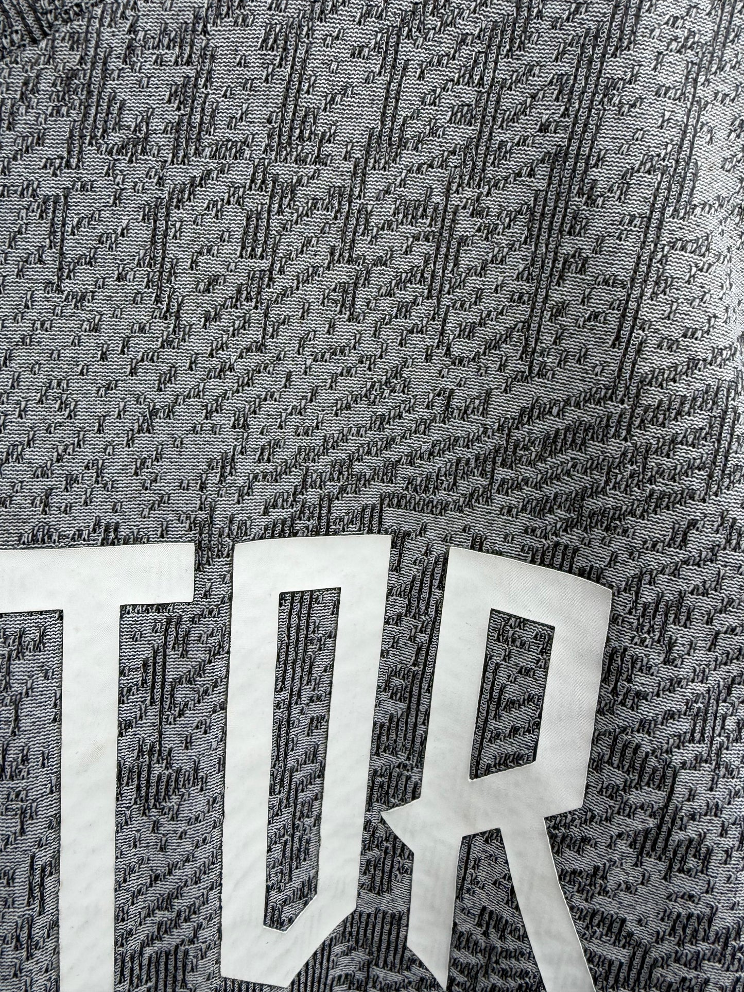 Predator graphic grey t-shirt  9-10y (134-140cm)