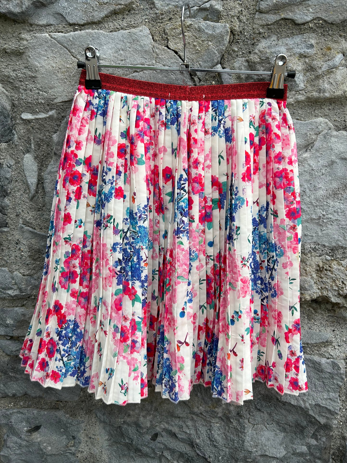 Red floral pleated skirt  11-12y (146-152cm)