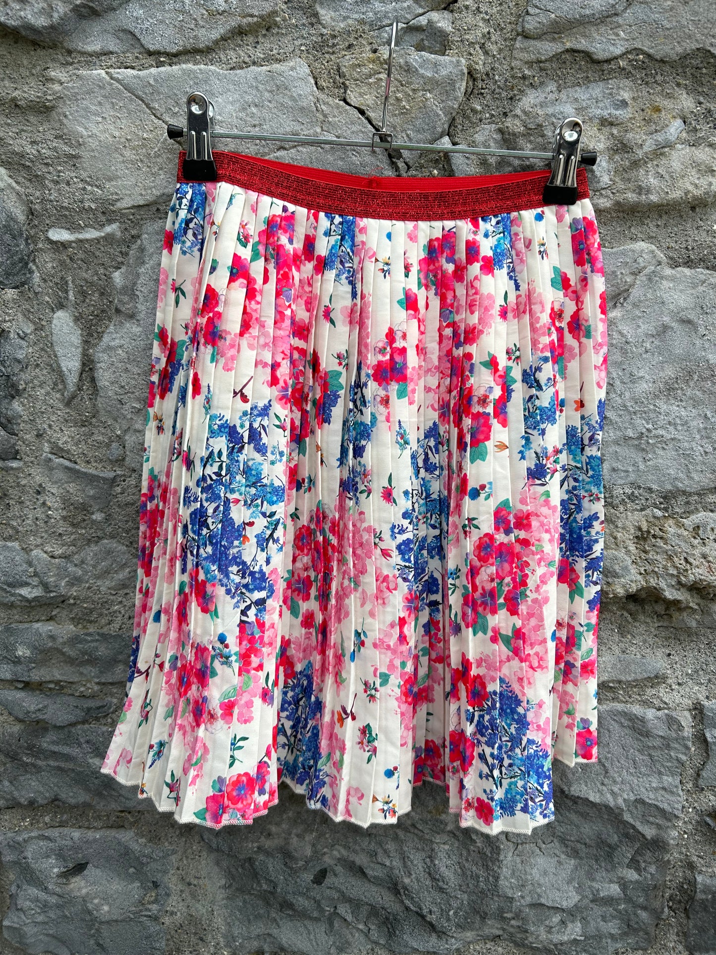 Red floral pleated skirt  11-12y (146-152cm)