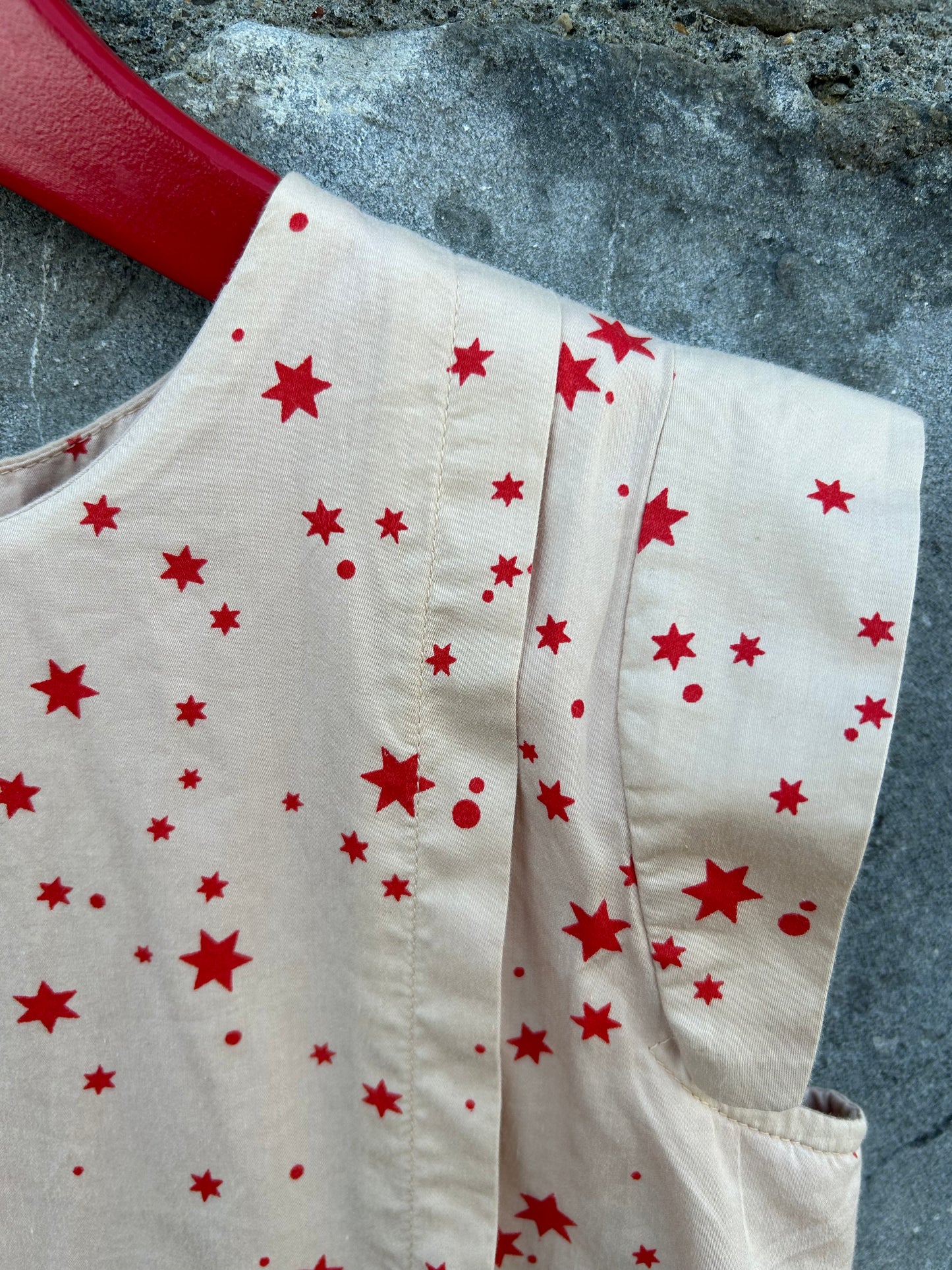 Red stars beige pinafore   9-10y (134-140cm)