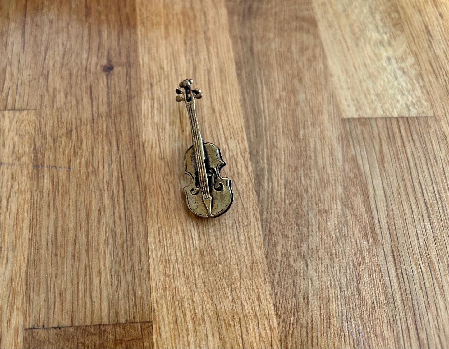 Violin brooch
