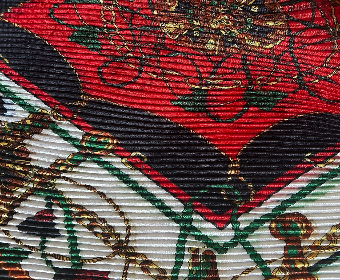 Pleated chain scarf