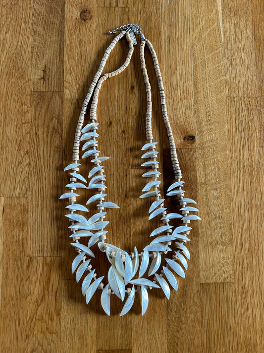 White small mussel shell necklace