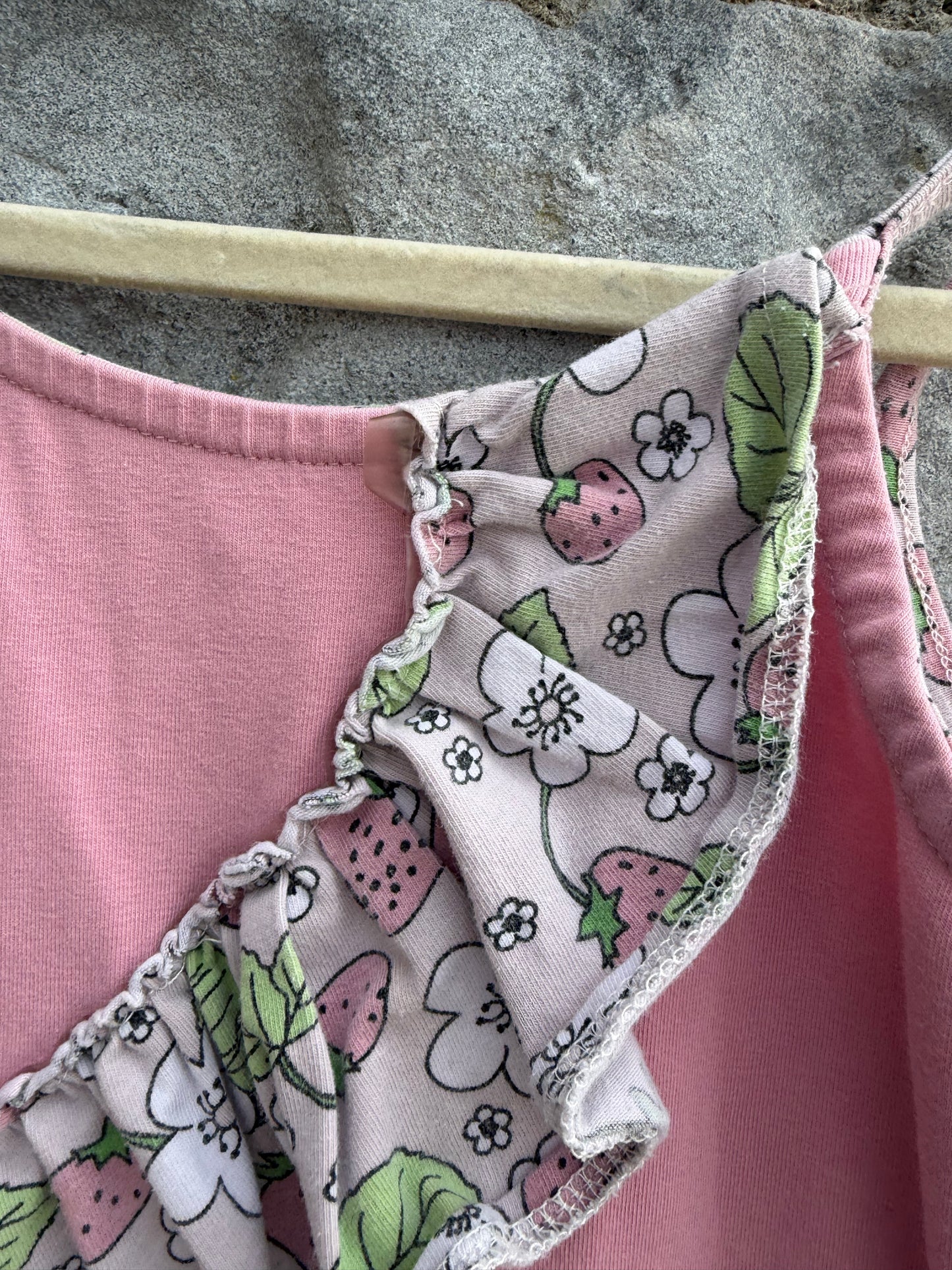Pink strawberry ruffled top  3-4y (98-104cm)