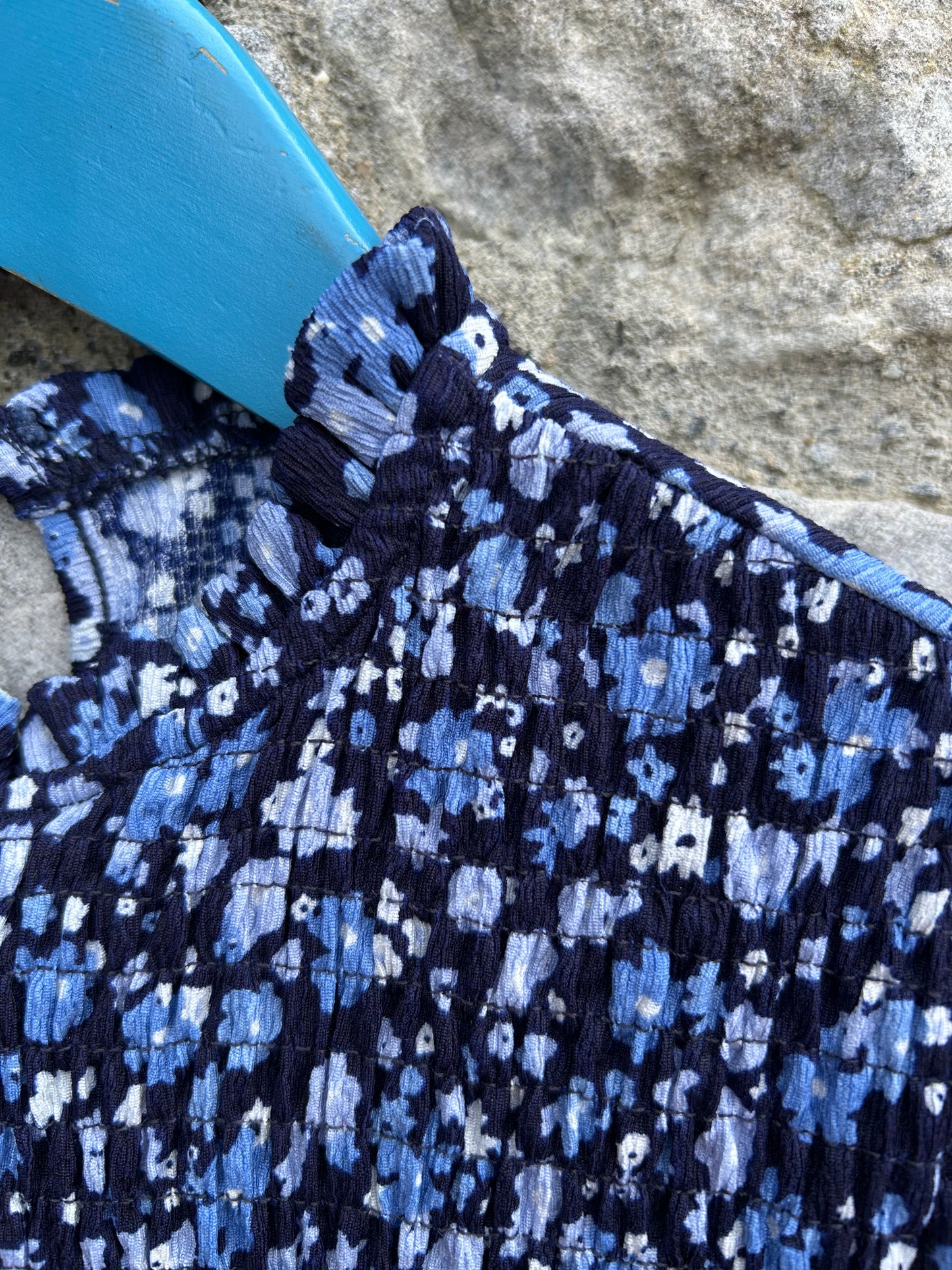 Blue flowers navy wrinkled top  7-8y (122-128cm)