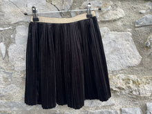 Load image into Gallery viewer, Black velvet skirt  6y (116cm)
