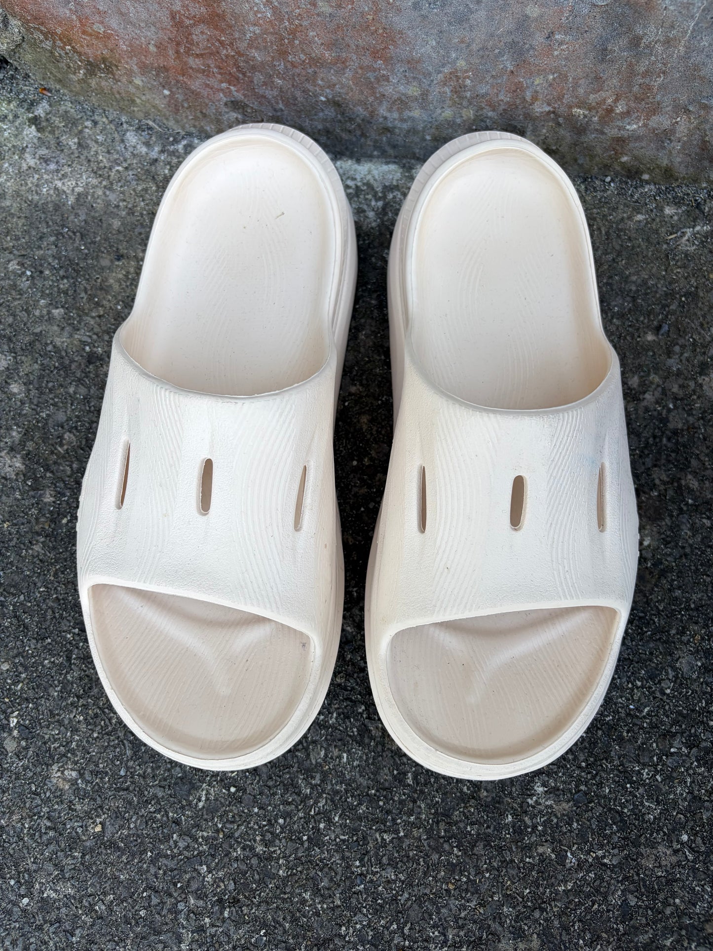 One Ecru Ora Recovery Slide 3 Sandals  uk 9-9.5 (eu 43-43.5)