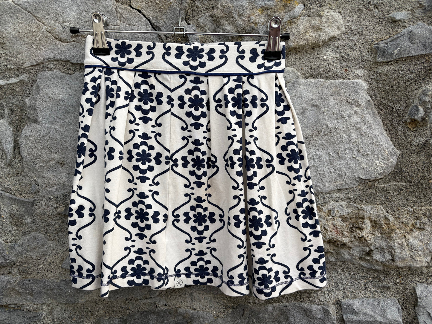 Navy&white pattern skirt  8y (128cm)