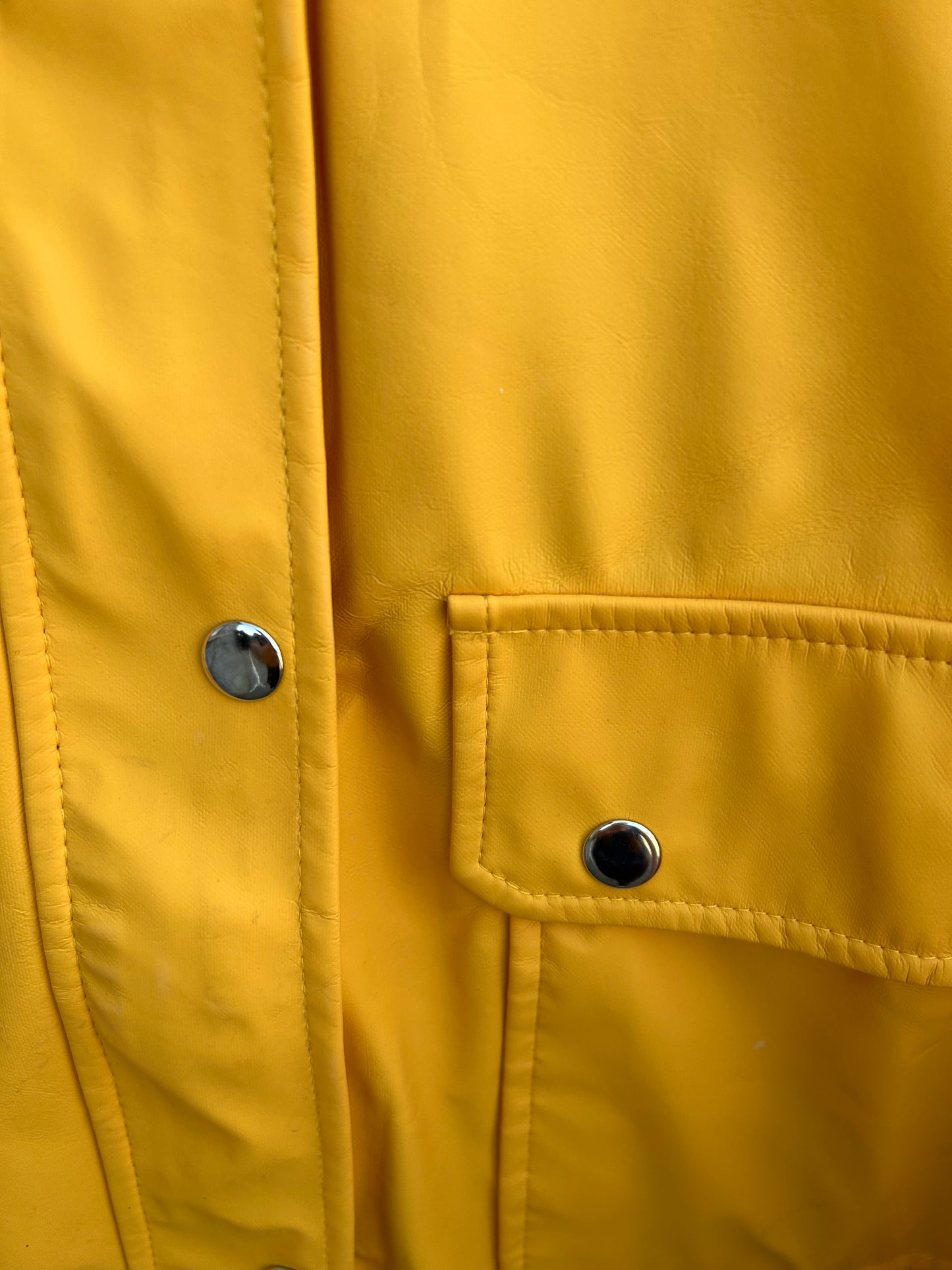 Yellow raincoat  9-10y (134-140cm)