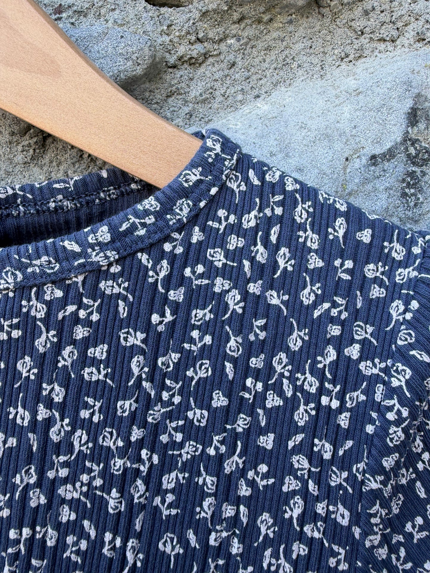 Floral navy fitted top  6-7y (116-122cm)