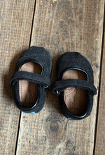 Load image into Gallery viewer, Black shiny baby shoes  uk 2 (eu 18.5)

