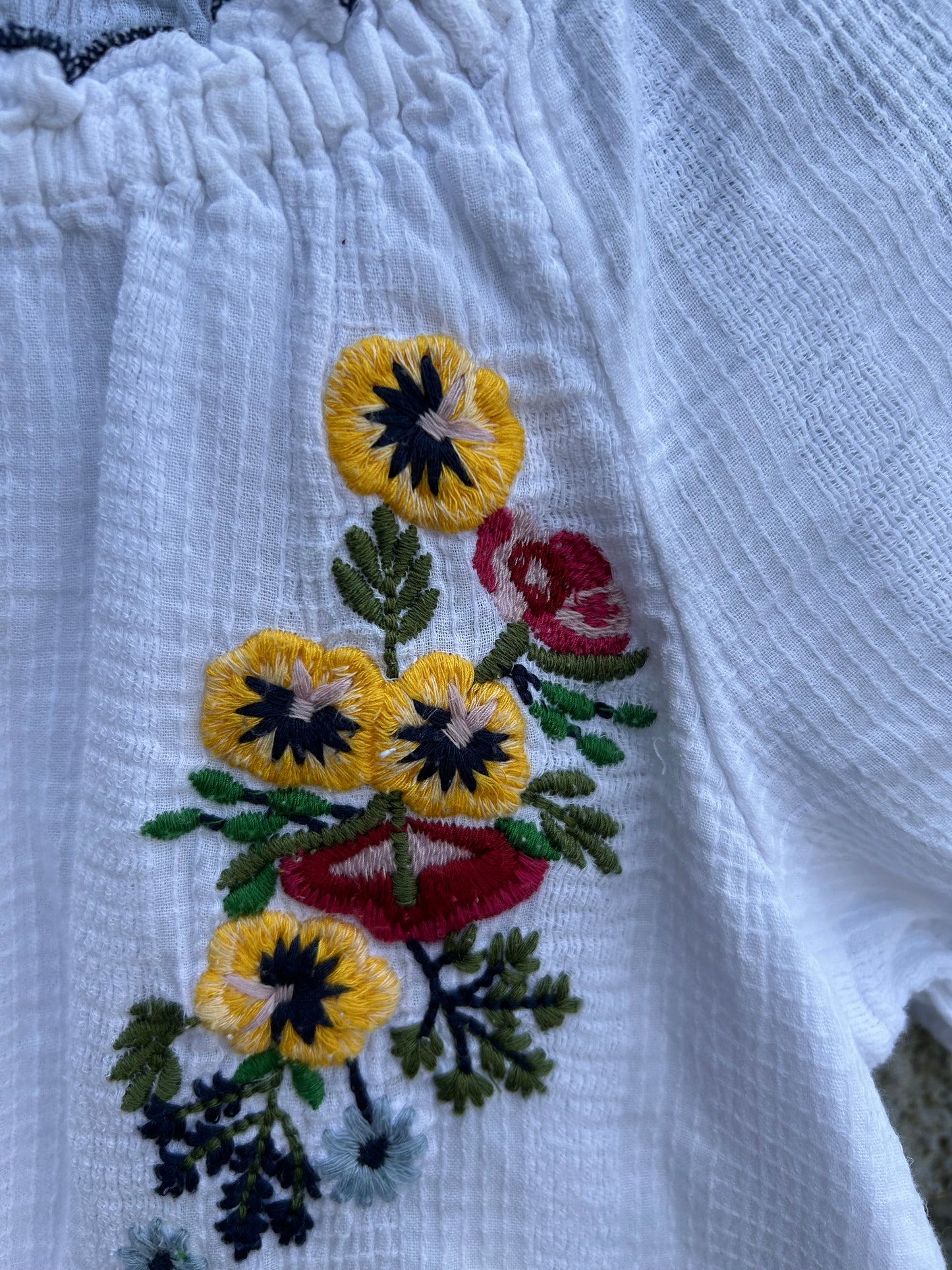 Embroidered flowers blouse  7-8y (122-128cm)