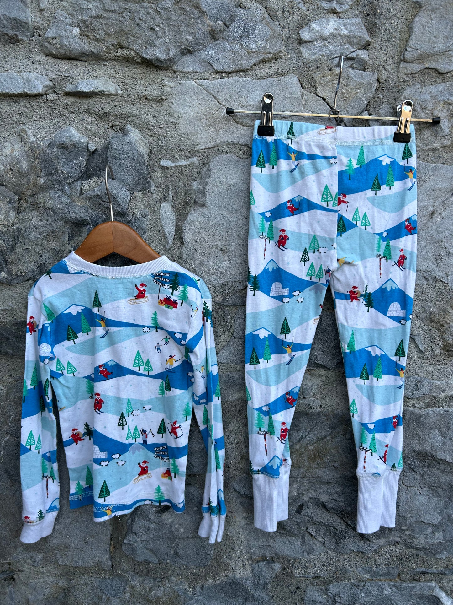 Winter wonderland ski slope pjs  3-4y (98-104cm)