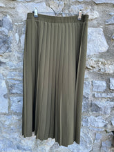 Load image into Gallery viewer, 90s khaki pleated skirt uk 14-16
