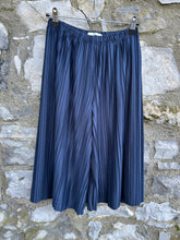 Load image into Gallery viewer, Navy pleated culottes  8-9y (128-134cm)
