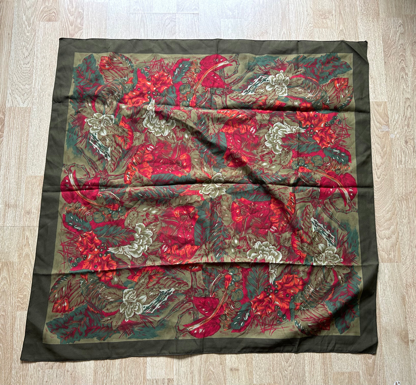 Dark green&red scarf