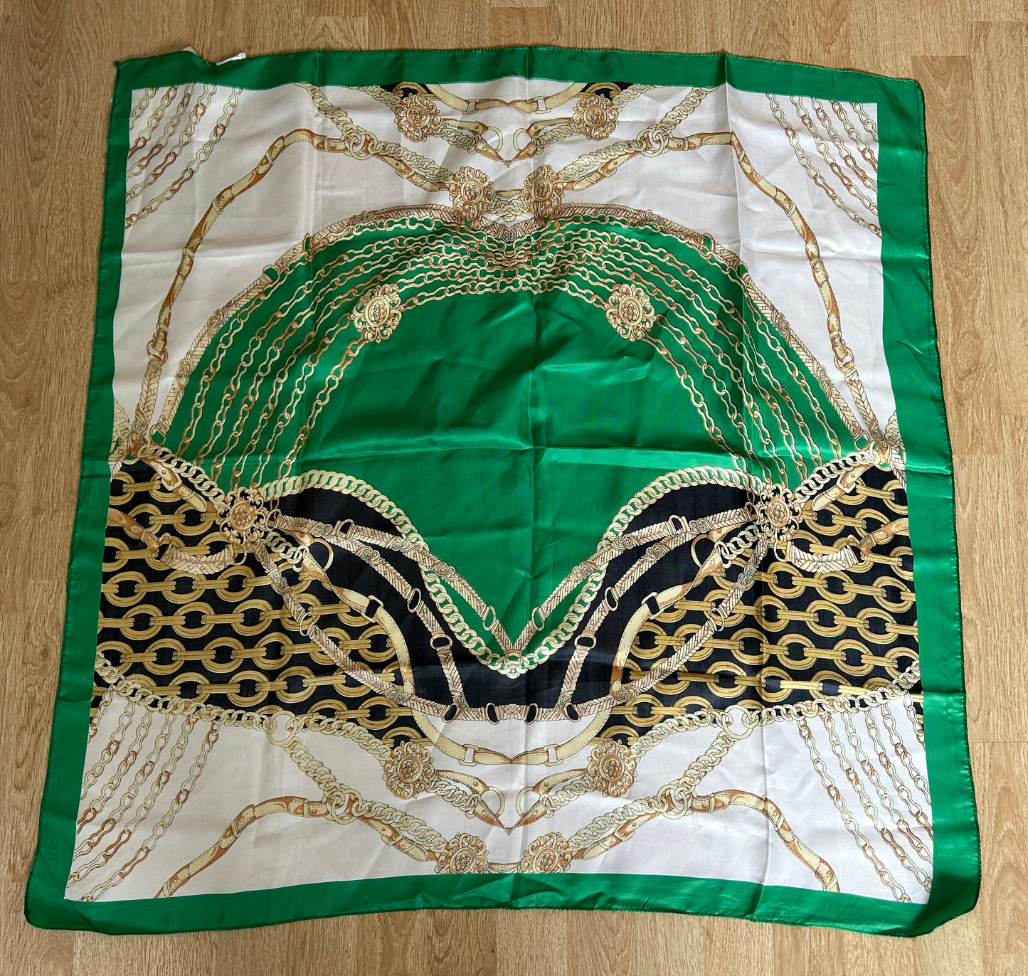 Chain&green scarf