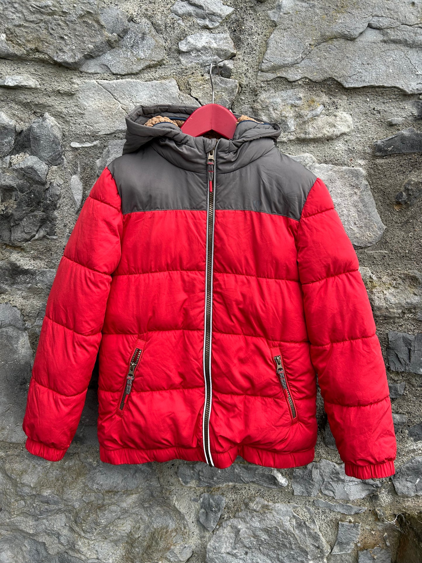Red puffy jacket  10y (140cm)