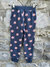 Load image into Gallery viewer, Happy flowers navy pants 5-6y (110-116cm)
