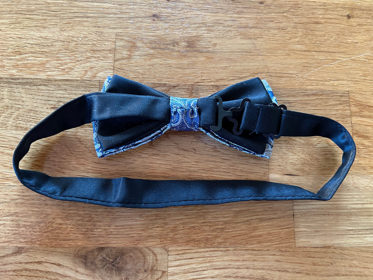 Navy paisley bow tie