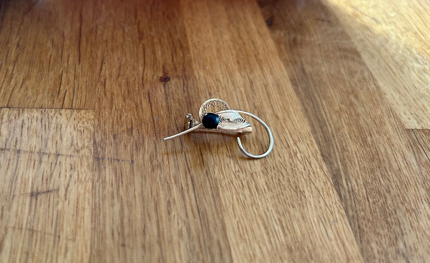 Small leaf brooch