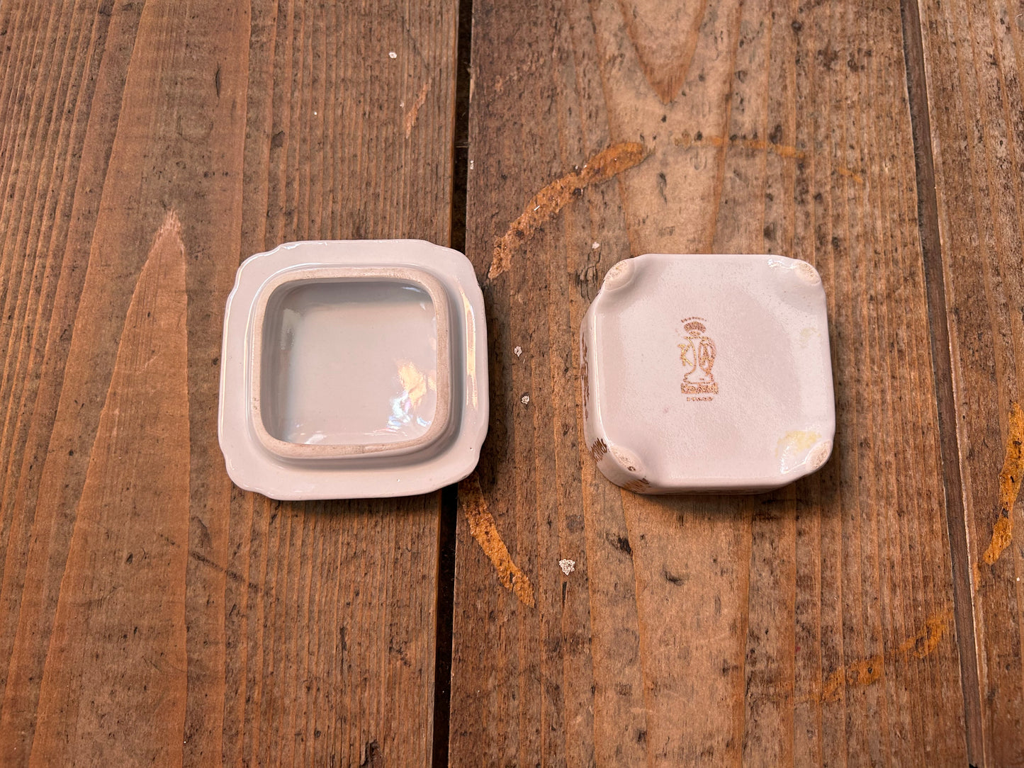 Box and miniature dustpan