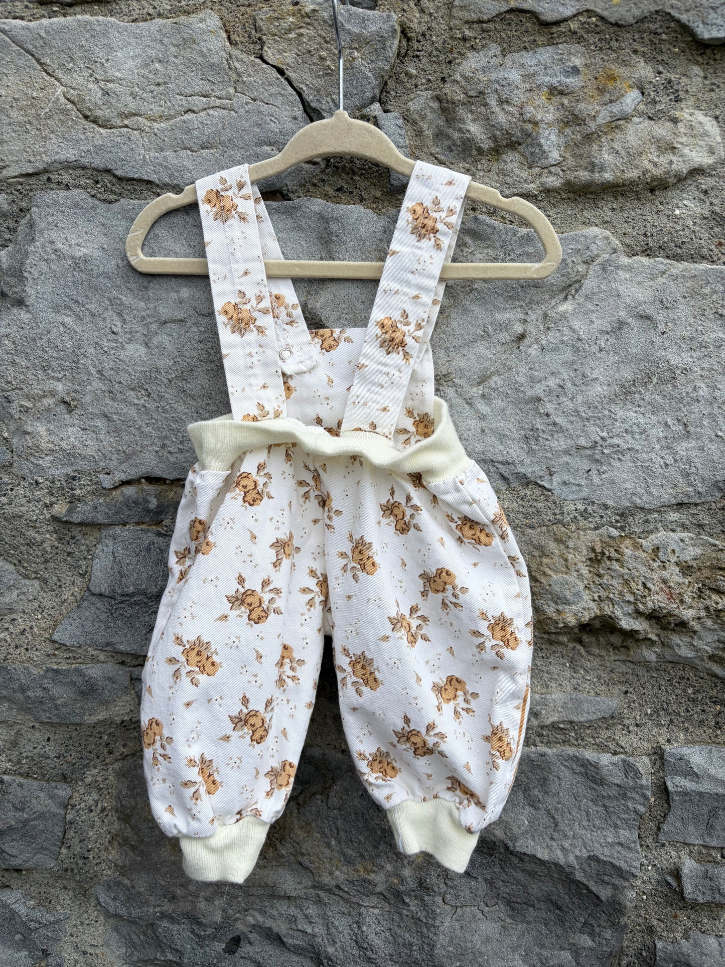 80s beige floral dungarees&hat 3-6m (62-68cm)