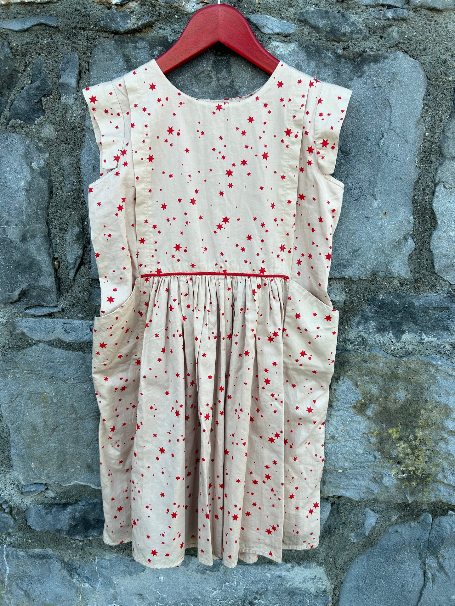 Red stars beige pinafore   9-10y (134-140cm)