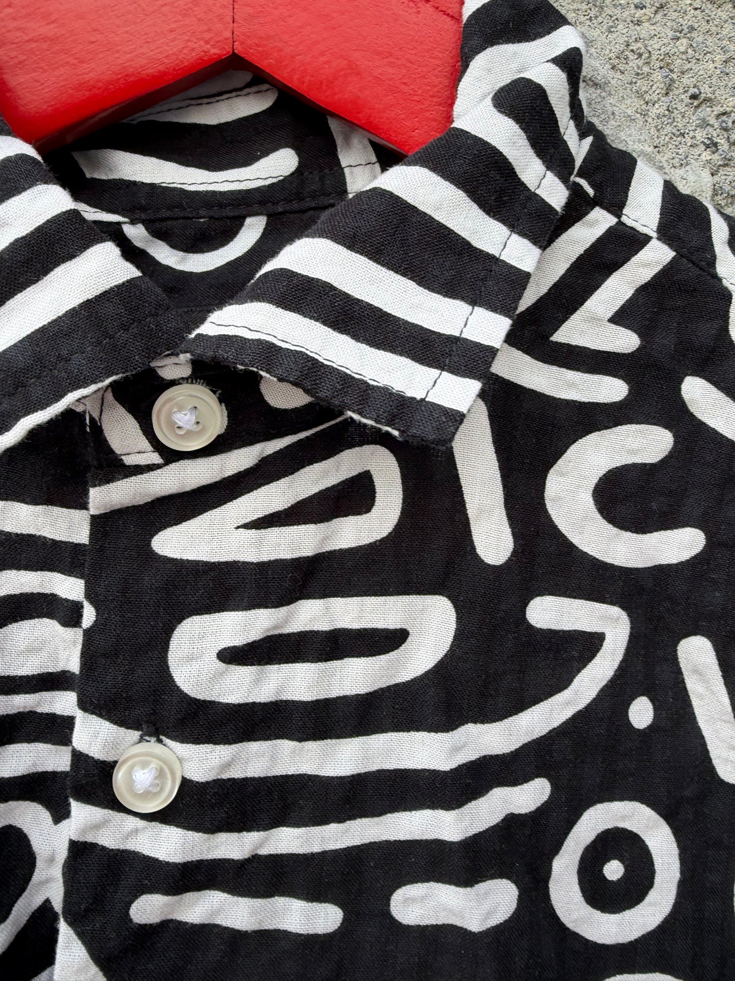 Black&white abstract shirt  8y (128cm)