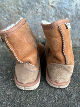 Load image into Gallery viewer, Sheepskin boots  uk 10-10.5 (eu 30-31)
