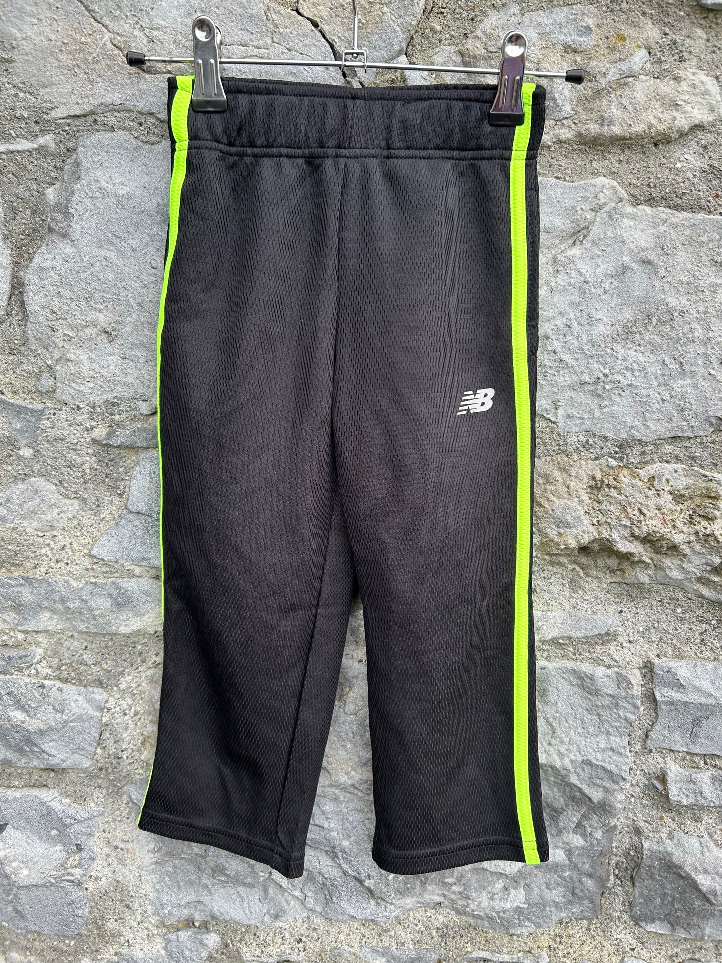 NB black tracksuit bottoms  4y (104cm)