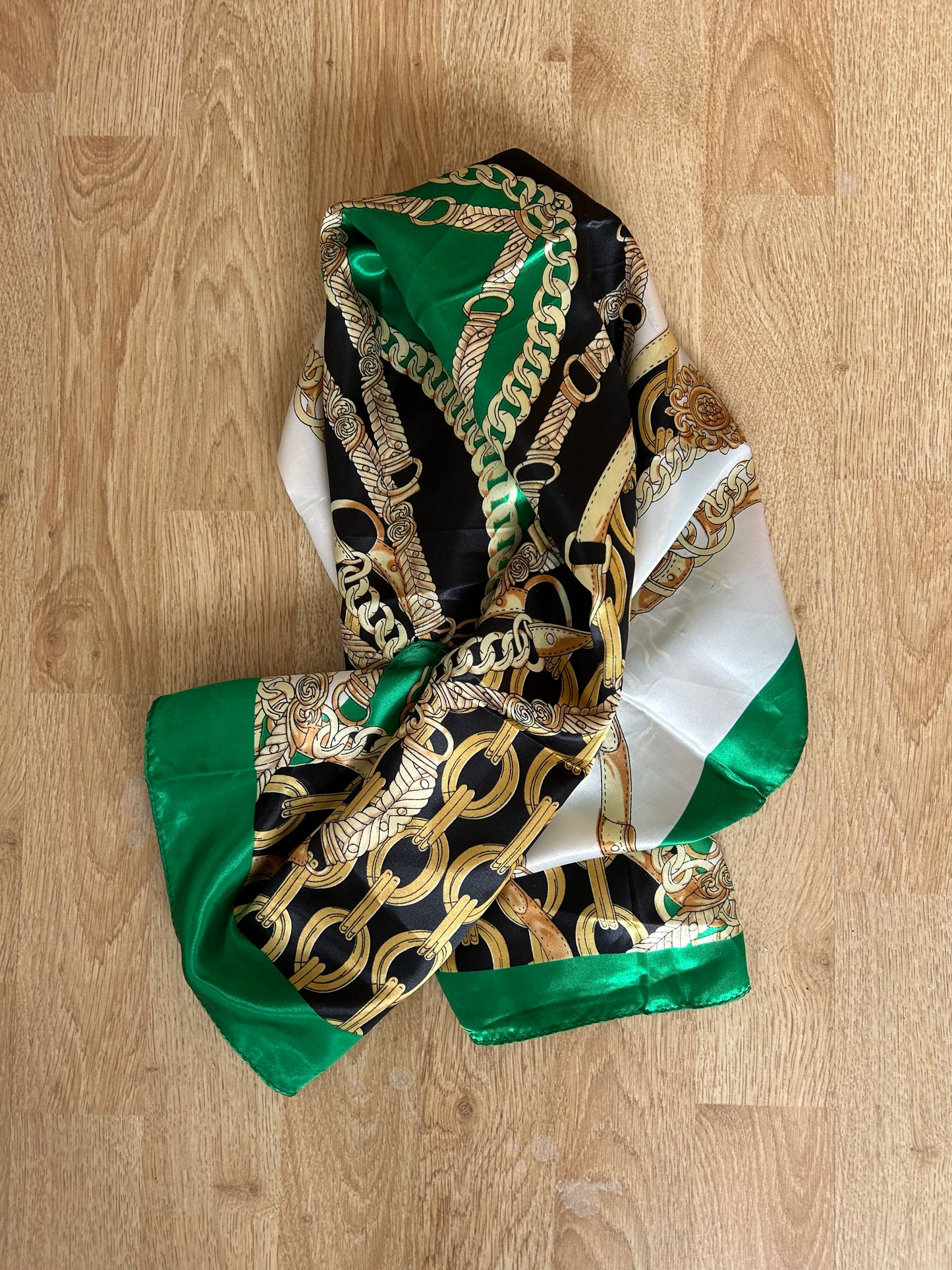 Chain&green scarf