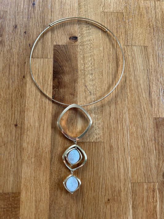Gold pendant necklace