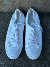 Load image into Gallery viewer, White converse  uk 6 (eu 39)
