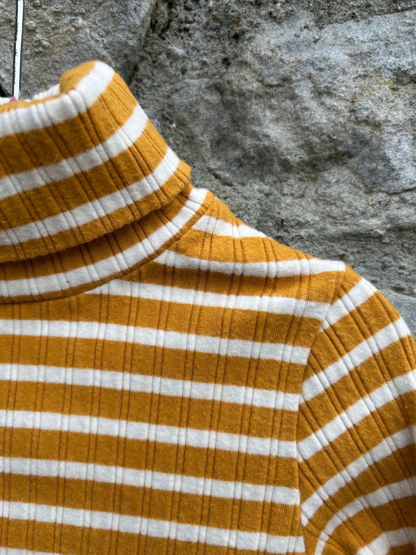 Mustard stripy turtle neck  6-7y (116-122cm)