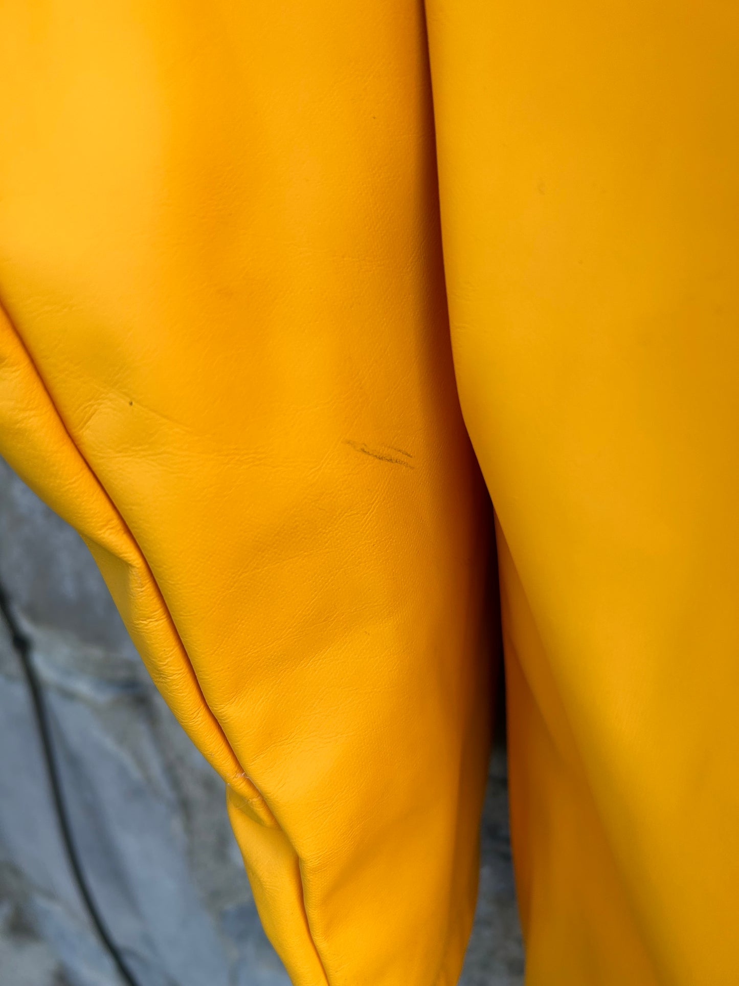 Yellow raincoat  9-10y (134-140cm)