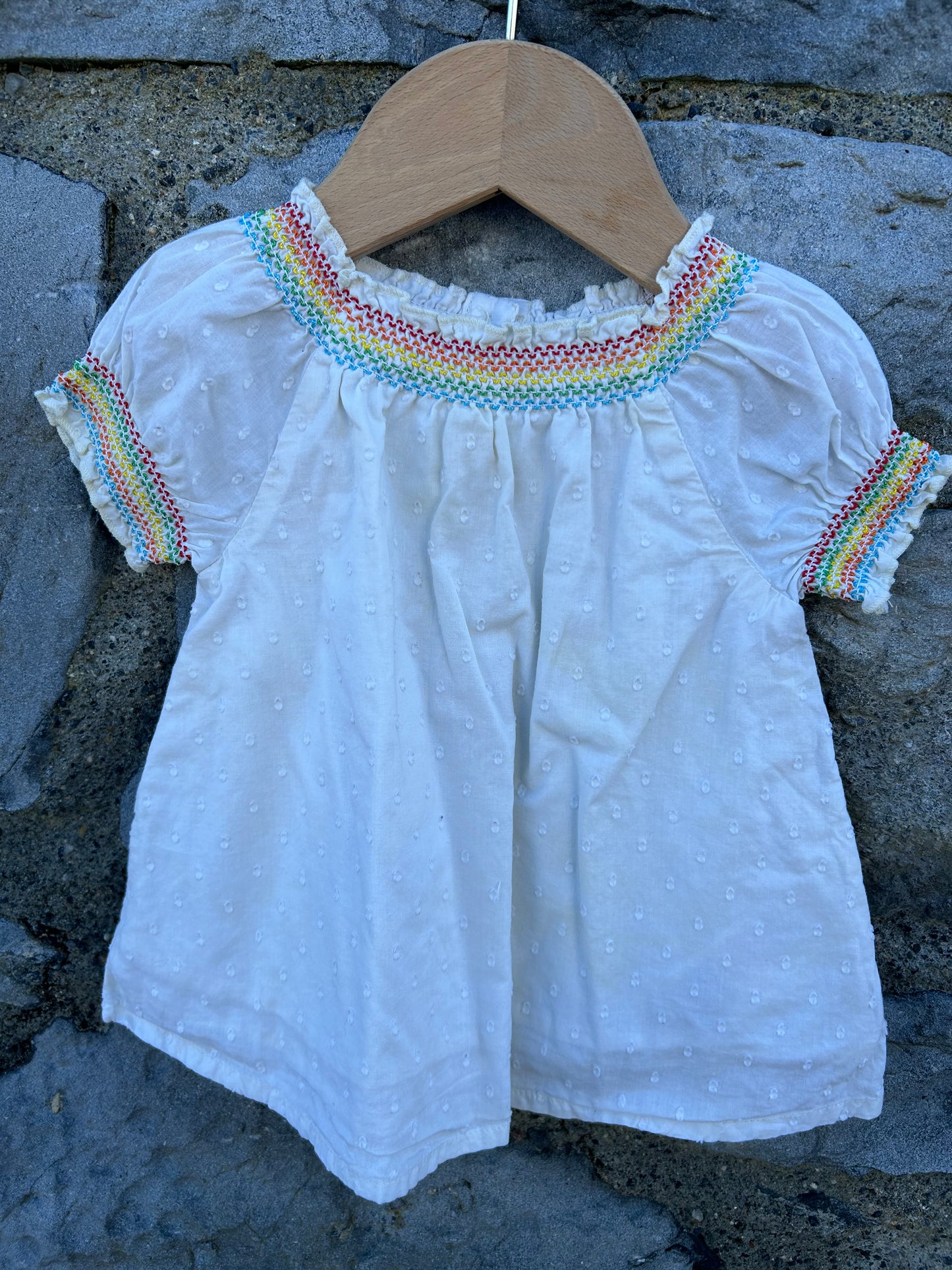 Off white top with rainbow trims 3-6m (62-68cm)