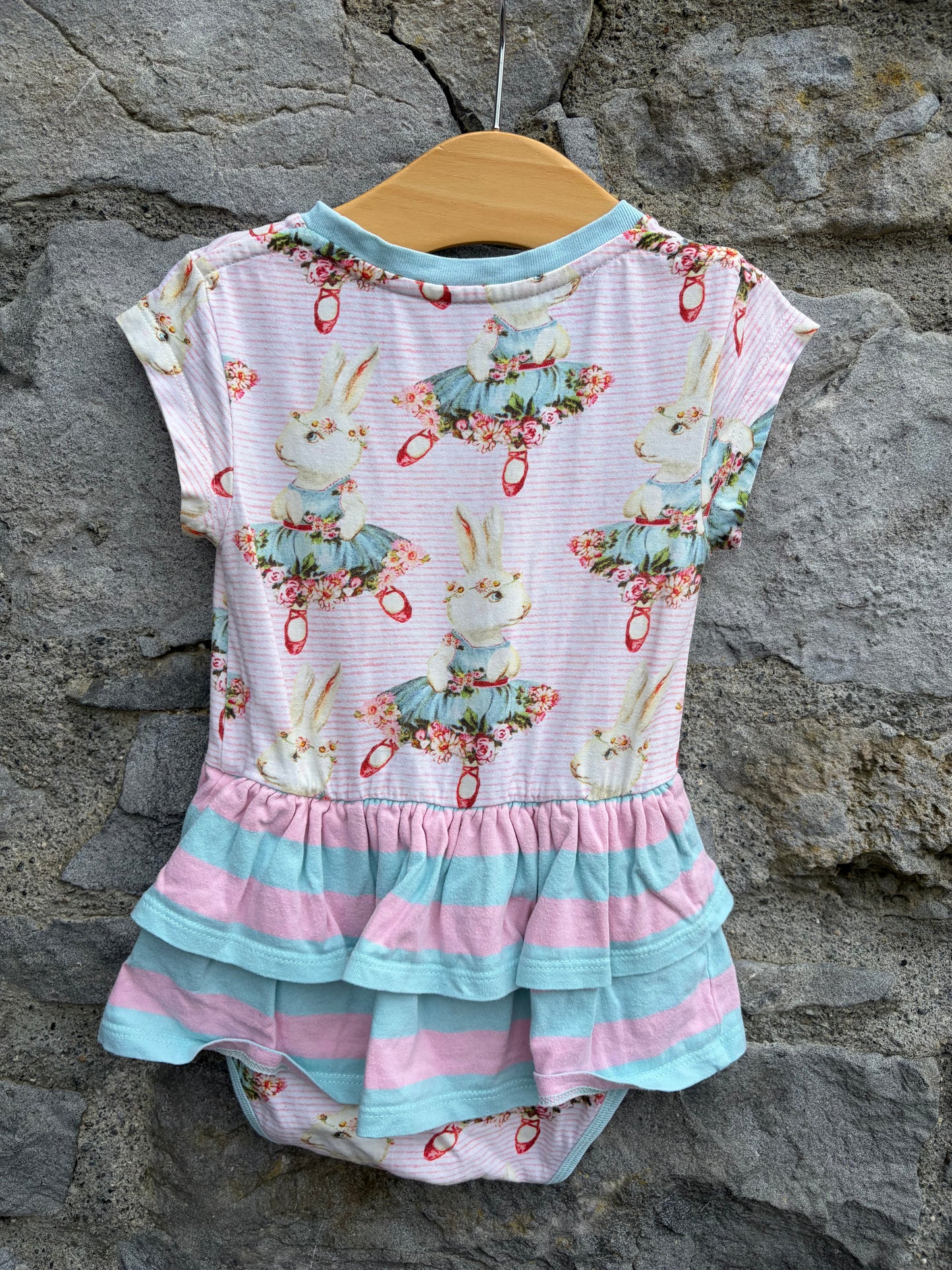 Dancing bunnies vest 6m (68cm)
