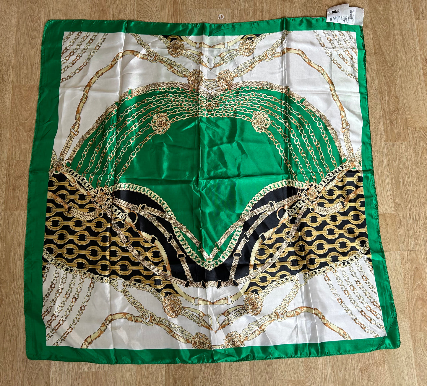 Chain&green scarf