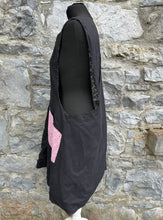 Load image into Gallery viewer, Black reversible pinafore  ONE SIZE
