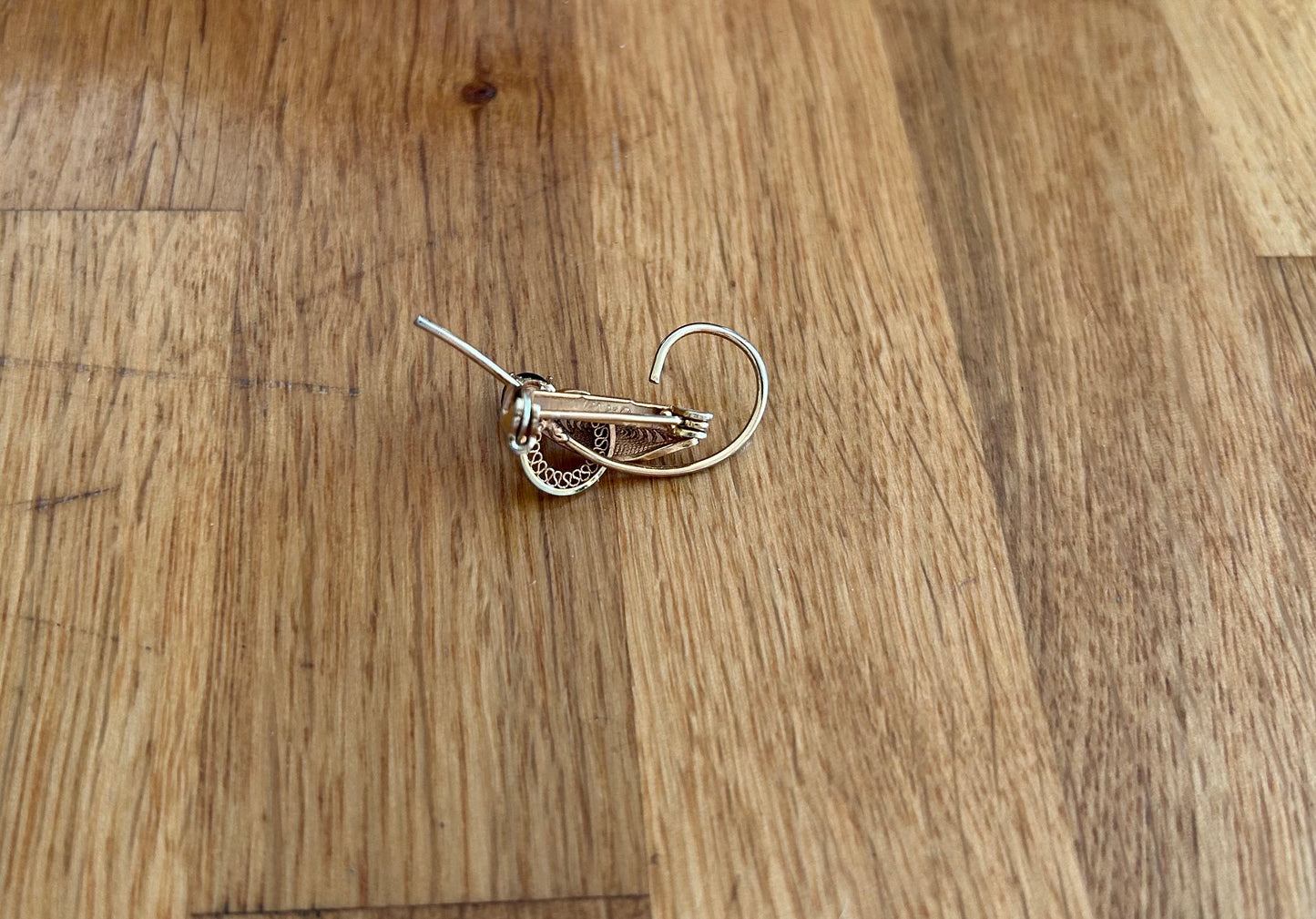 Small leaf brooch