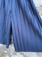 Load image into Gallery viewer, Navy pleated culottes  8-9y (128-134cm)
