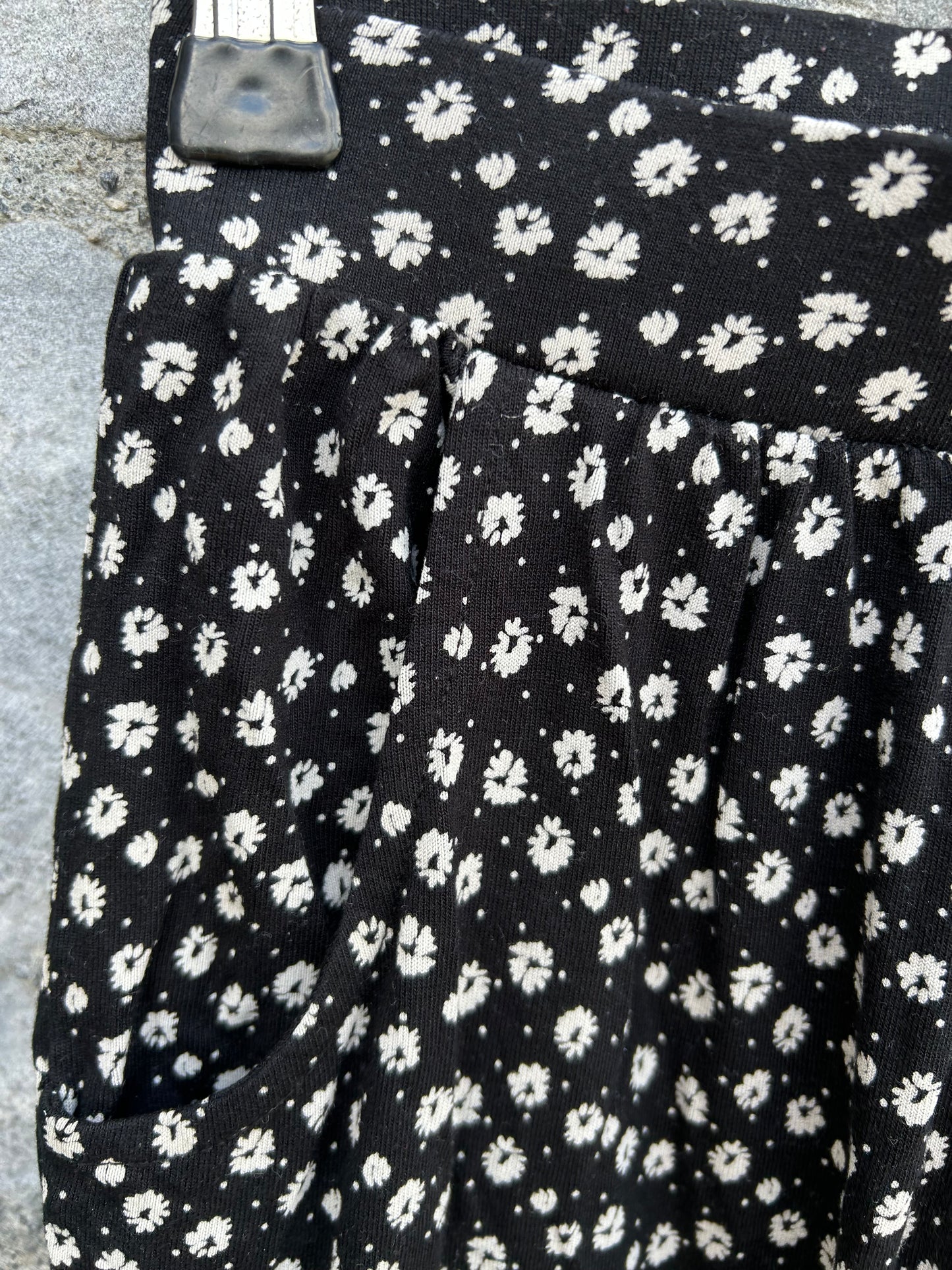 Daisies black pants  6y (116cm)