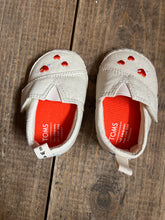 Load image into Gallery viewer, Beige baby Slippers  uk 2 (eu 18.5)

