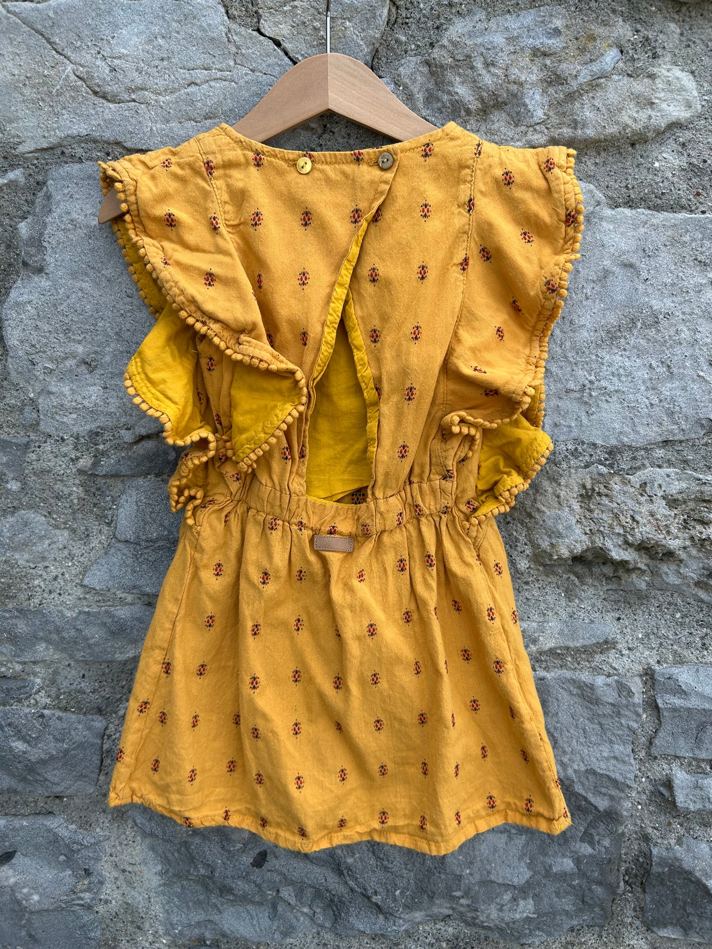Mustard ruffles sleeves dress  3-4y (98-104cm)