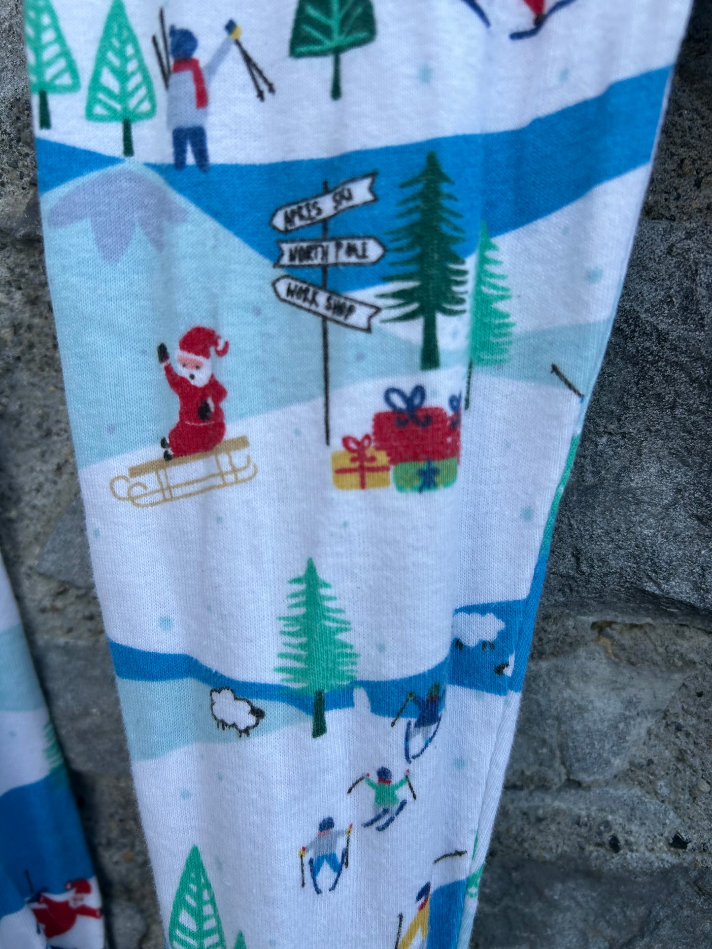 Winter wonderland ski slope pjs  3-4y (98-104cm)