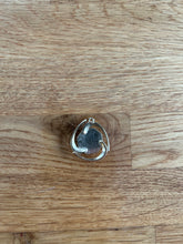 Load image into Gallery viewer, Mother of pearl pendant
